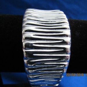 DR180.   Elegant Silver Bracelet